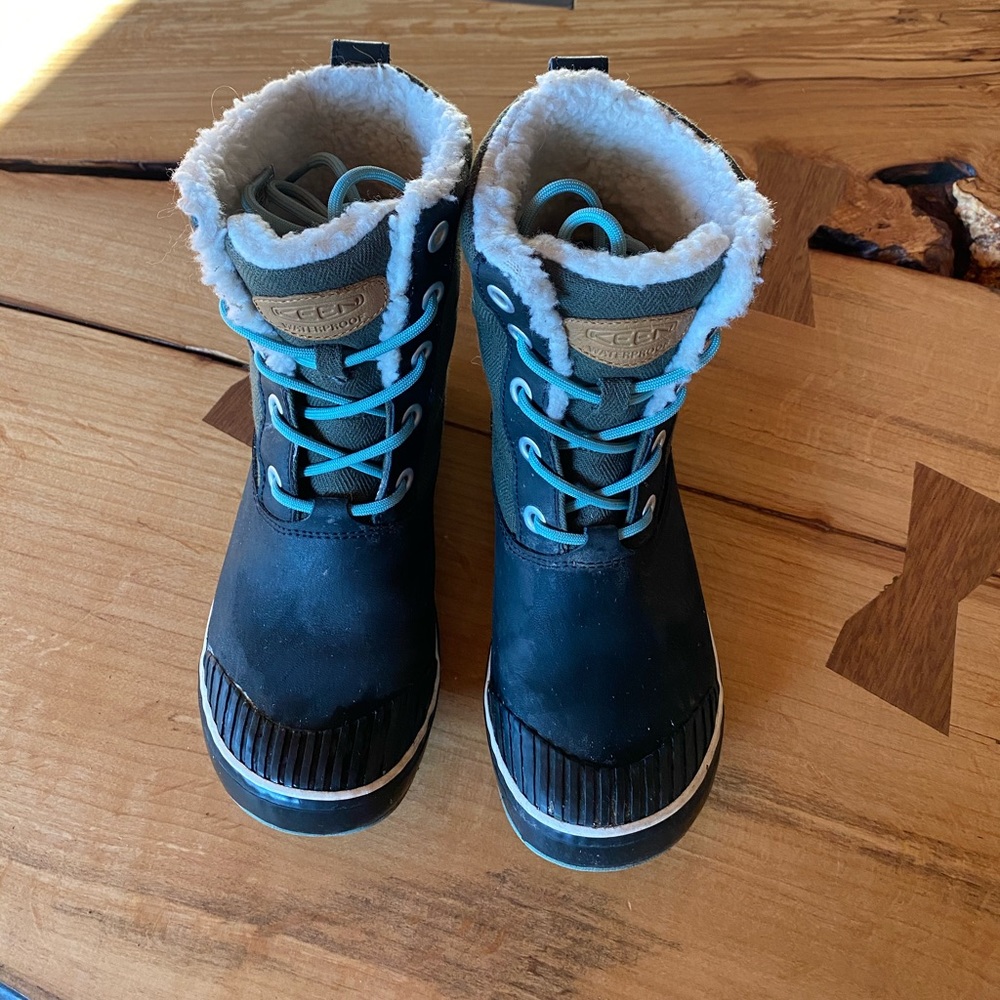 Keen Olive Green Light Weight Snow Boots